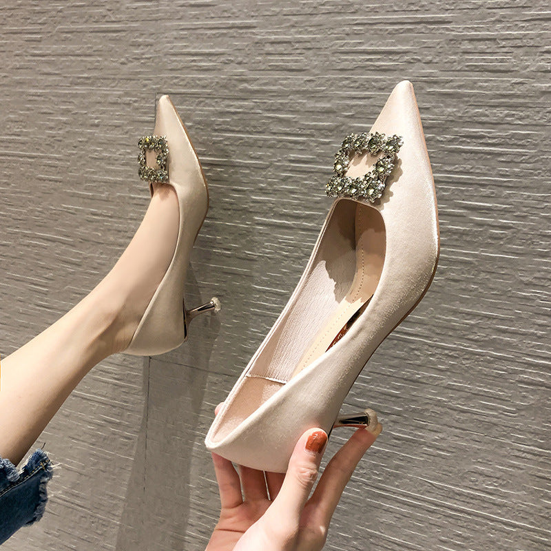 Chaussures élégantes en satin à talons hauts pour femmes