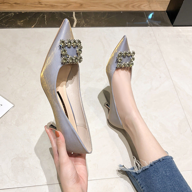 Chaussures élégantes en satin à talons hauts pour femmes
