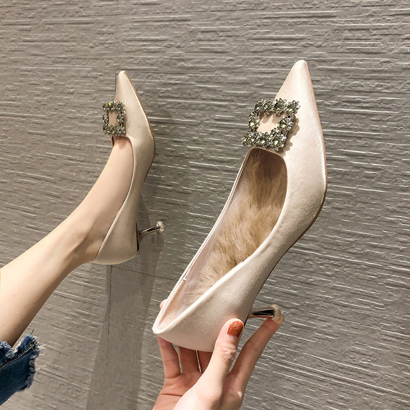 Chaussures élégantes en satin à talons hauts pour femmes