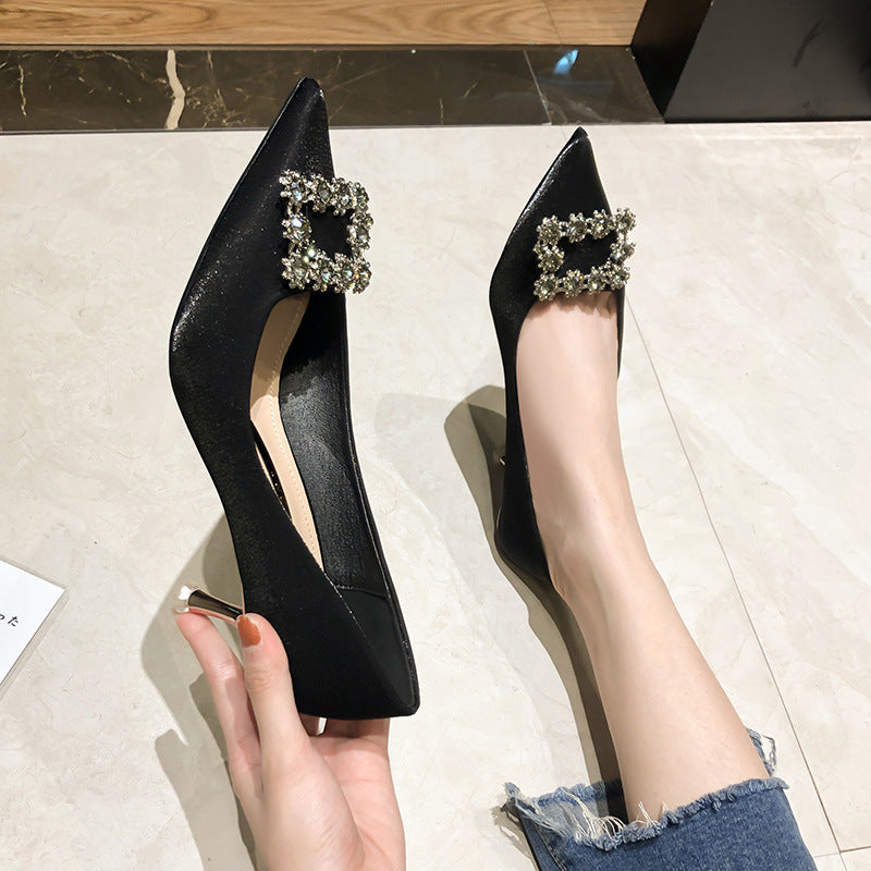 Chaussures élégantes en satin à talons hauts pour femmes