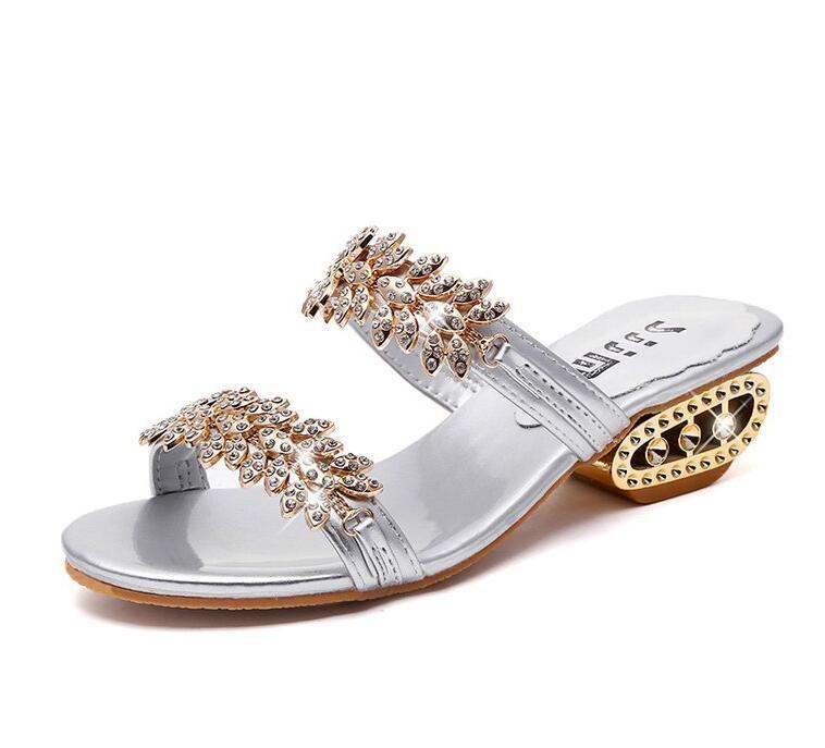 Sandales à talon plat avec boucle