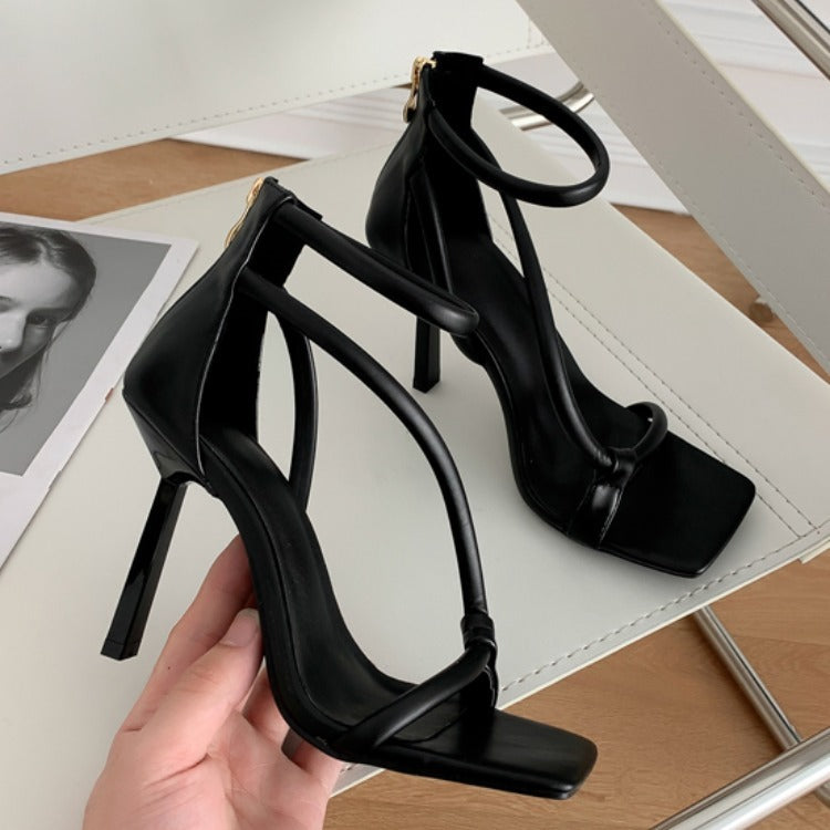 Sandales à bouts carrés et à talons