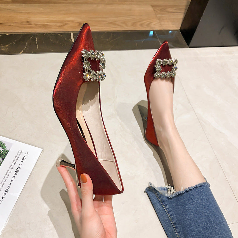 Chaussures élégantes en satin à talons hauts pour femmes