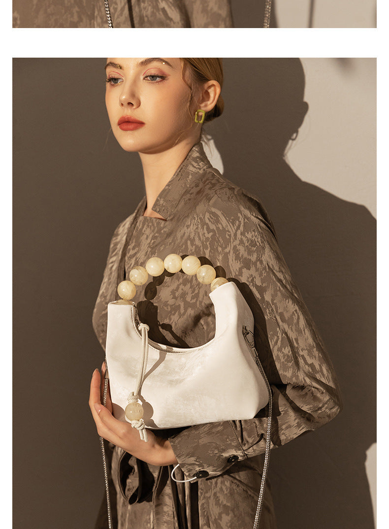 Sac à main à bandoulière avec chaîne en perles et bandoulière de niche