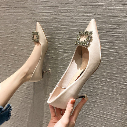 Chaussures élégantes en satin à talons hauts pour femmes