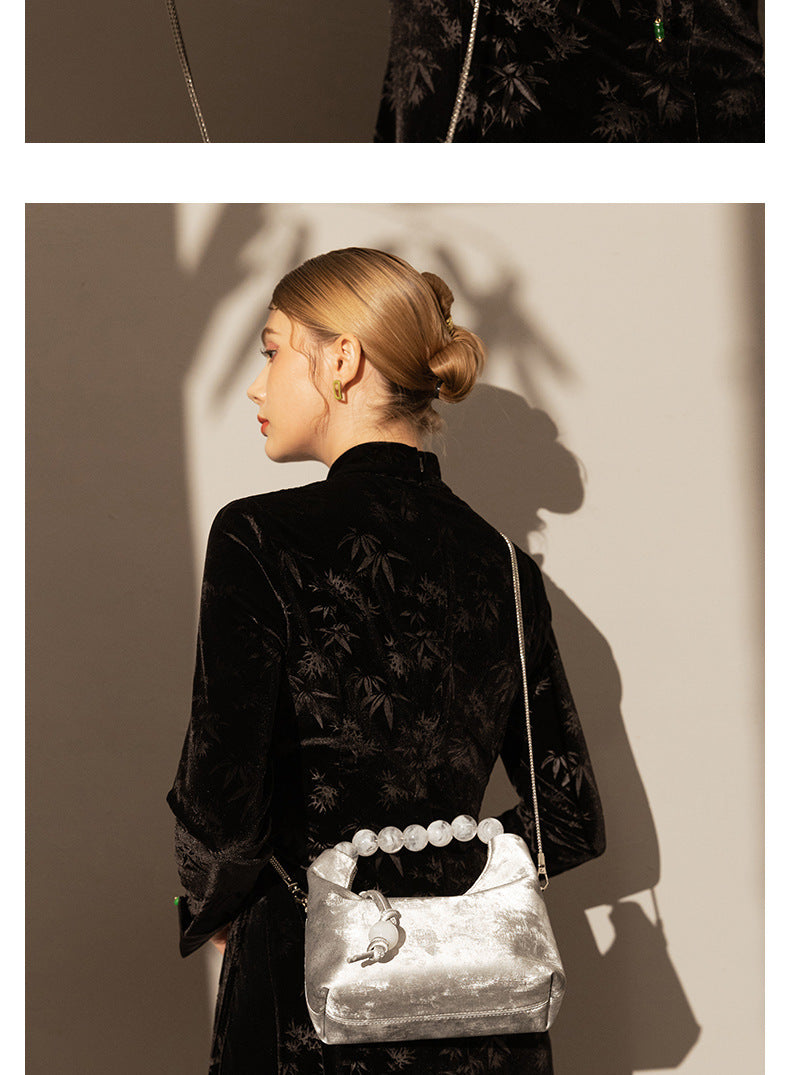 Sac à main à bandoulière avec chaîne en perles et bandoulière de niche