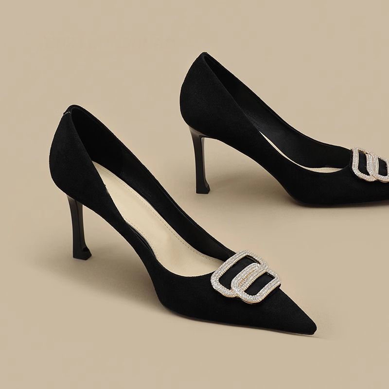 Jolies chaussures de soirée à talons aiguilles hauts en cuir souple