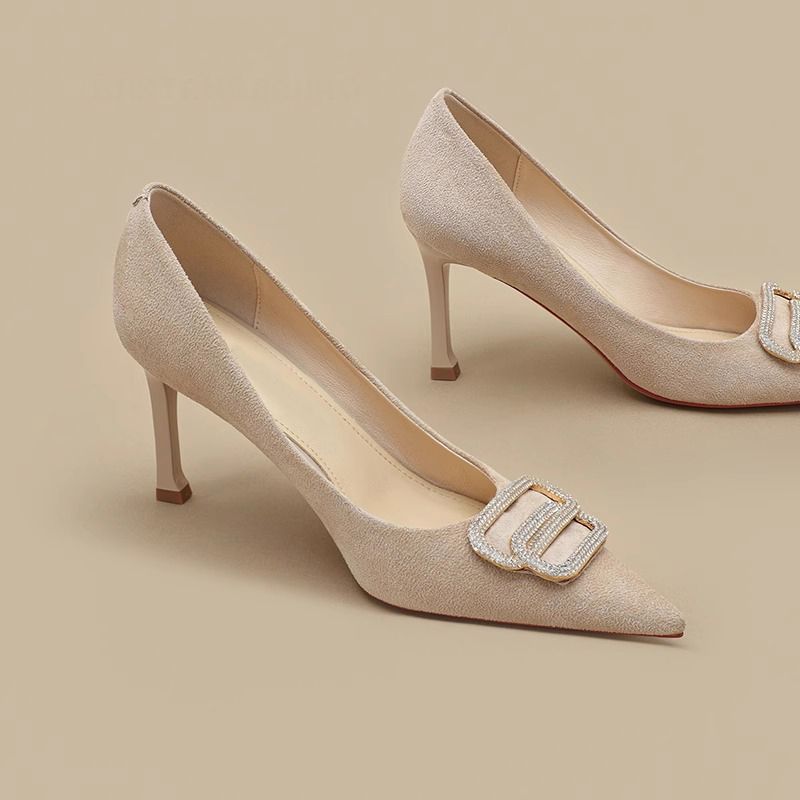 Jolies chaussures de soirée à talons aiguilles hauts en cuir souple